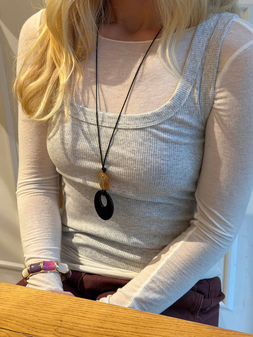 Juliet necklace with pendant - Black/amber