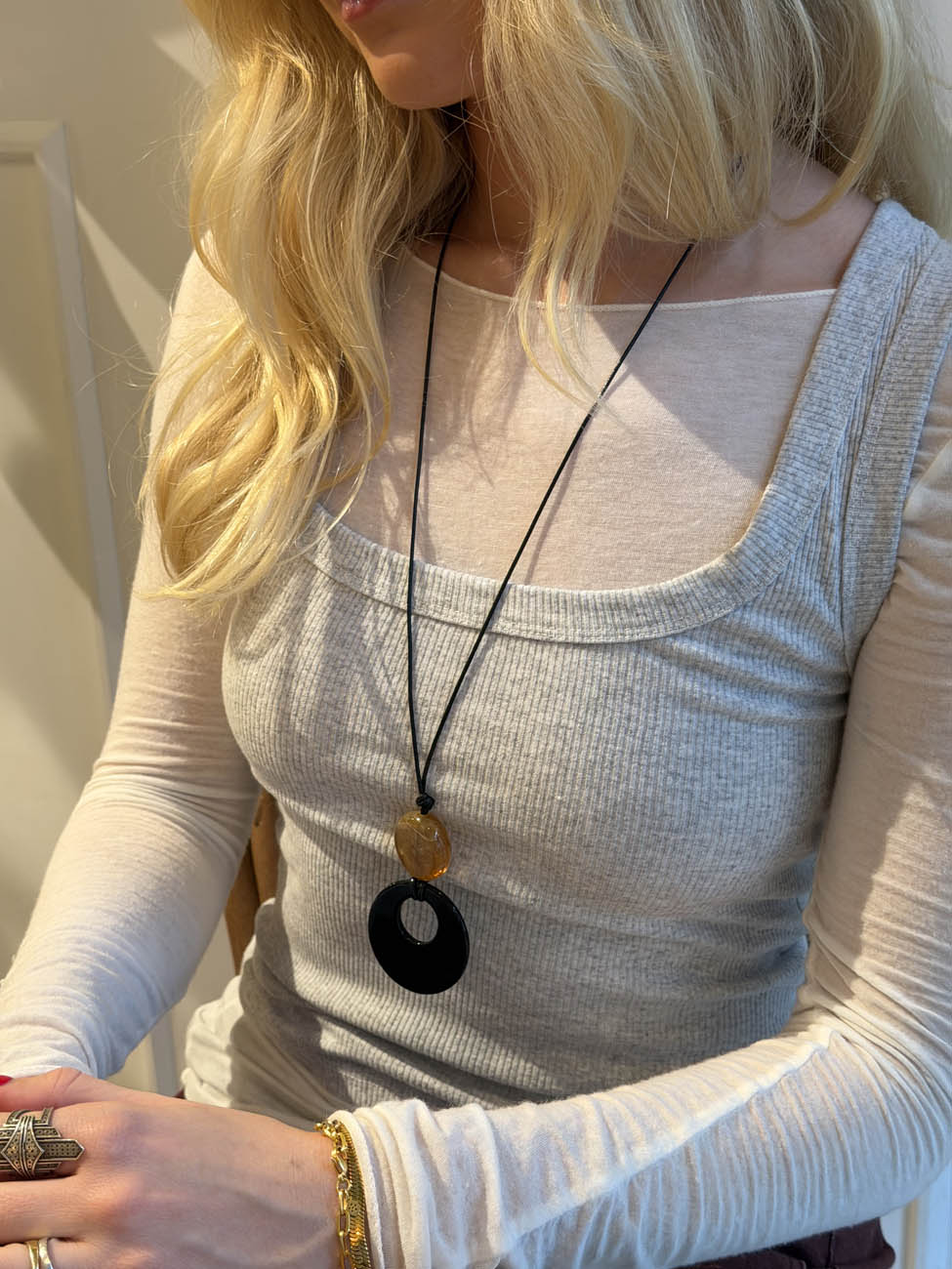 Juliet necklace with pendant - Black/amber