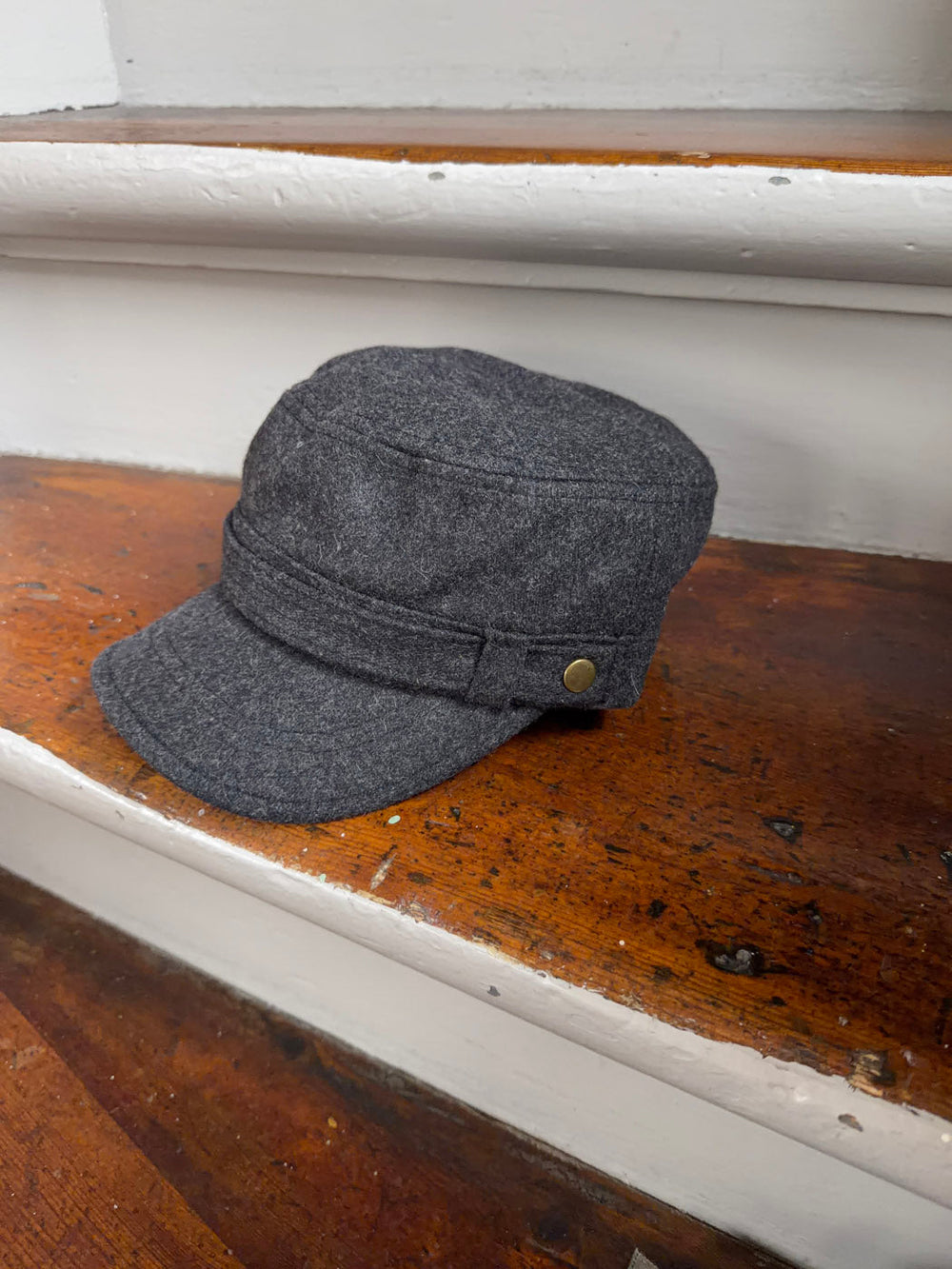 Myra cap with details - Grey