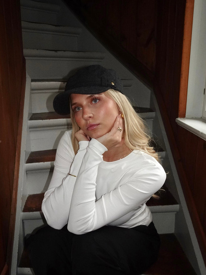 Myra cap with details - Grey