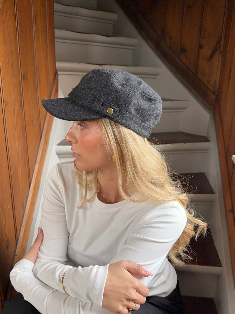 Myra cap with details - Grey