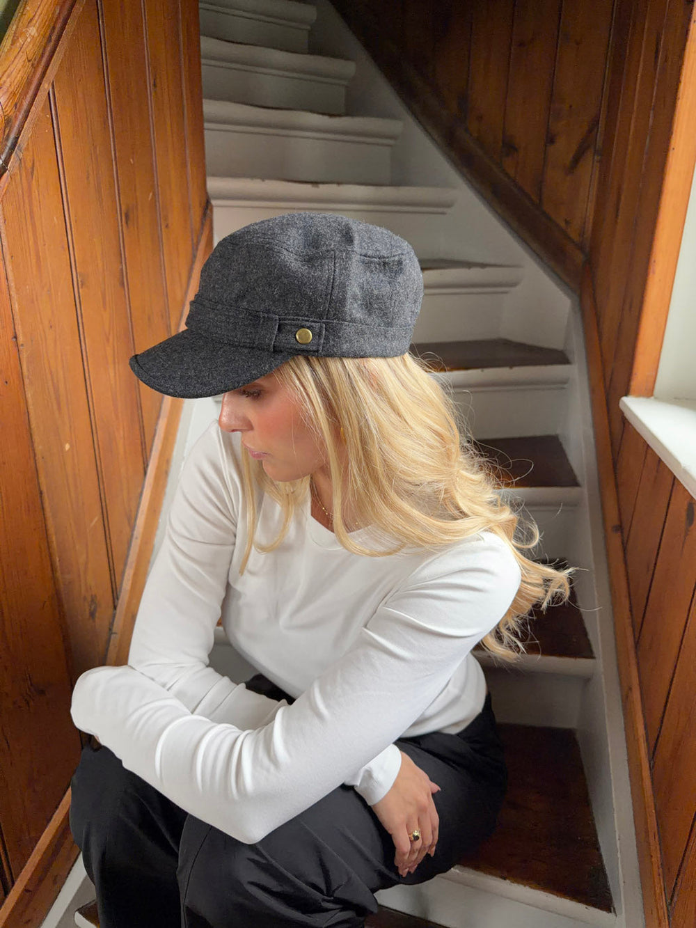 Myra cap with details - Grey