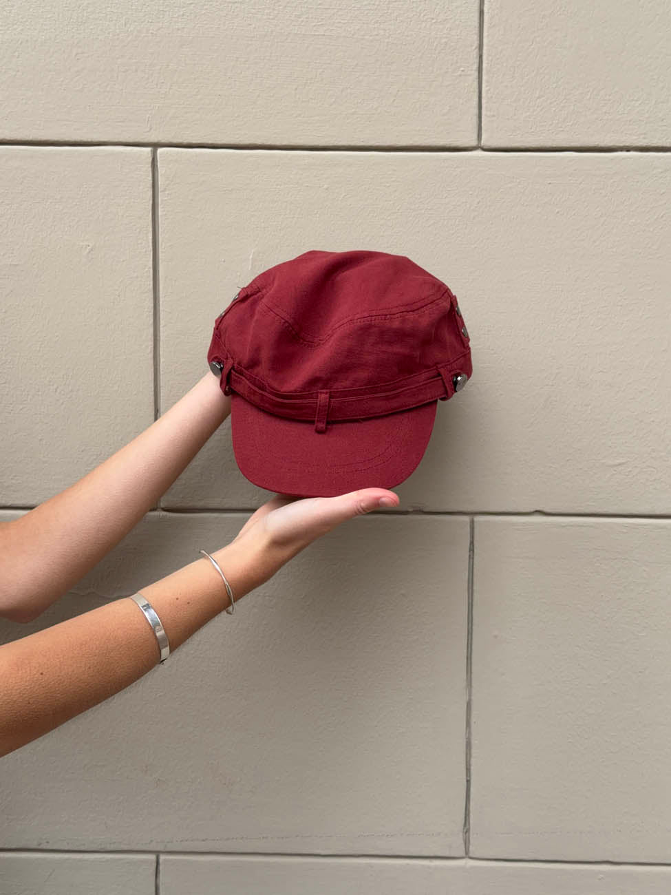 Jona cap with details - Red