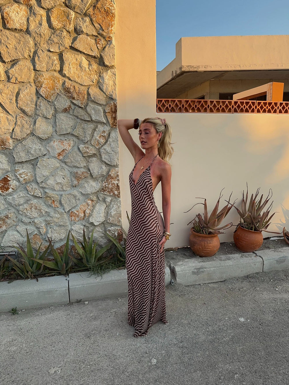 Lunia mesh dress with open back – Brown/off white