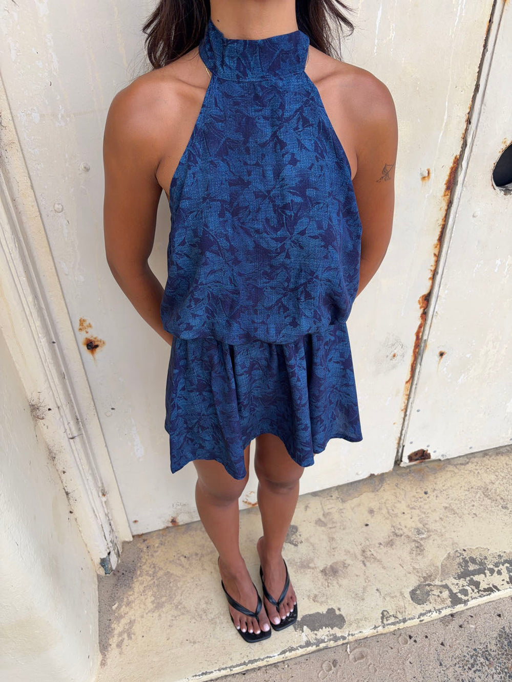 Kaiana dress with an open back – Blue