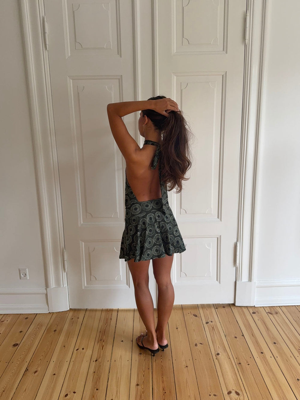 Kaiana dress with open back – Dark green