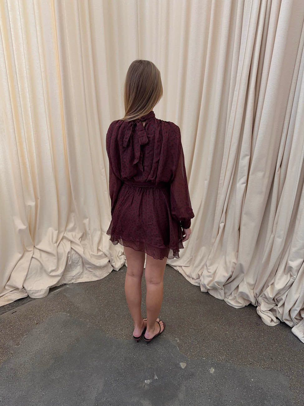 Tommeline polka dotted dress with tie – Burgundy