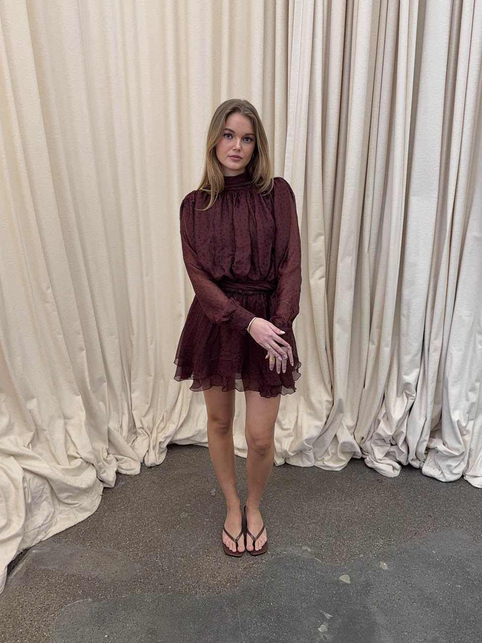 Tommeline polka dotted dress with tie – Burgundy