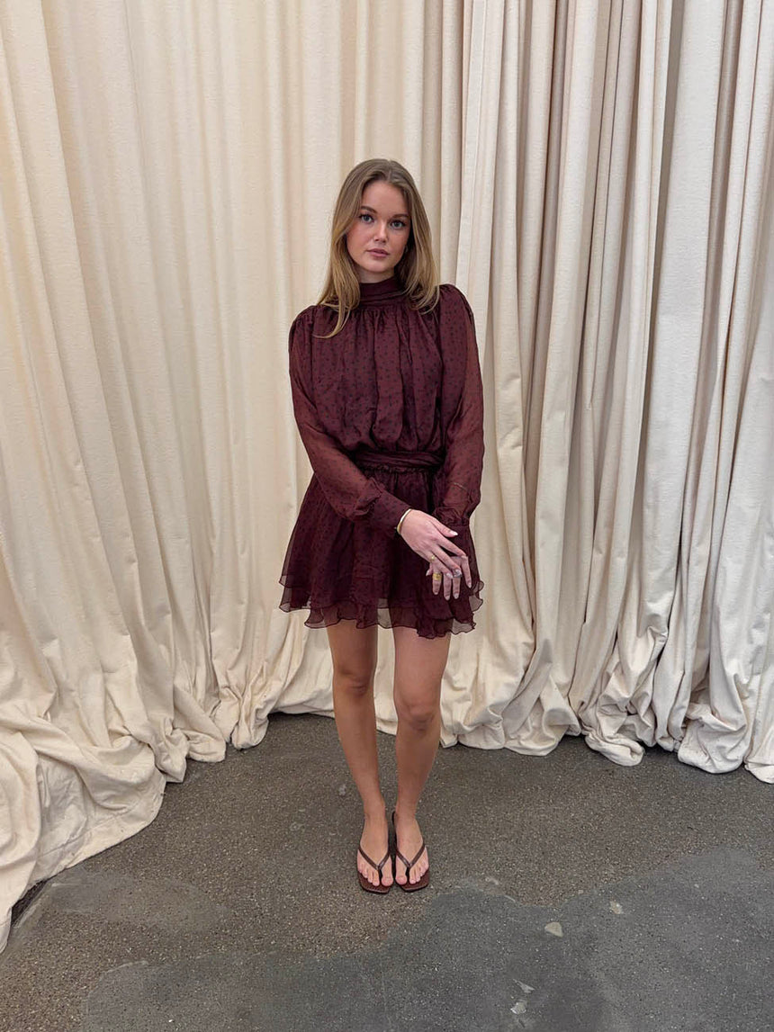 Tommeline polka dotted dress with tie – Burgundy