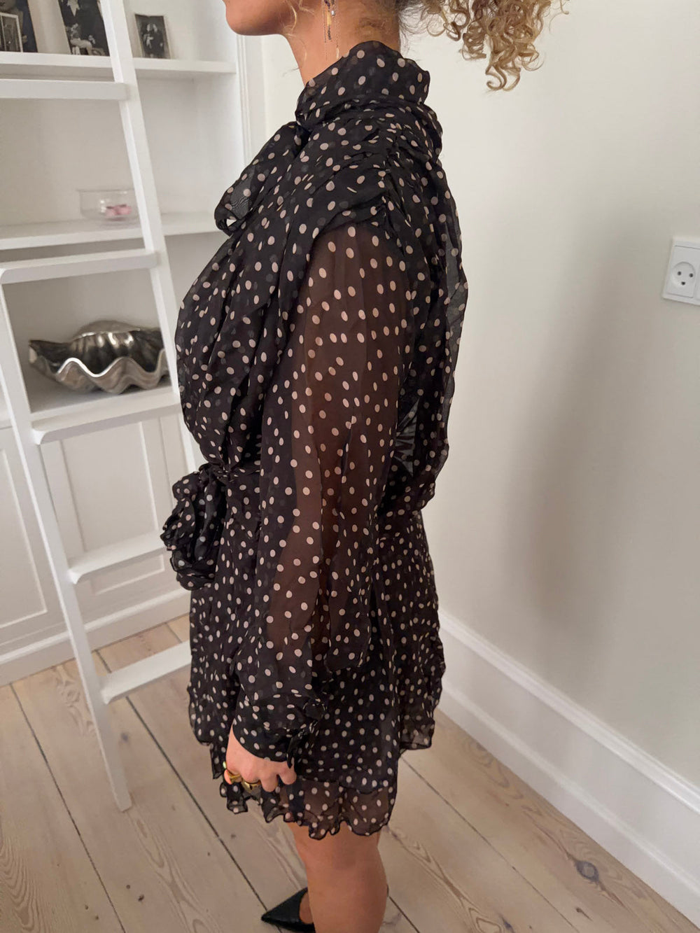 Tommeline polka dotted dress with tie – Dark brown