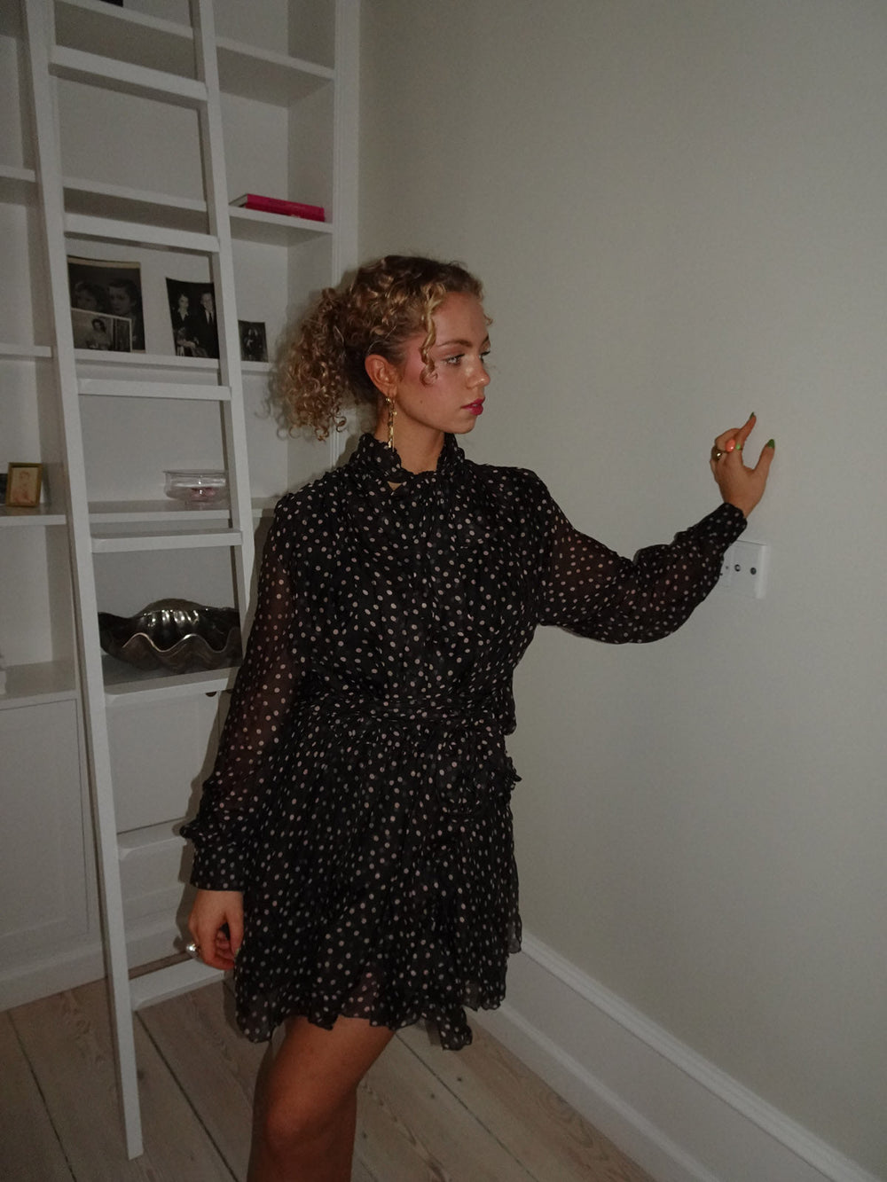 Tommeline polka dotted dress with tie – Dark brown