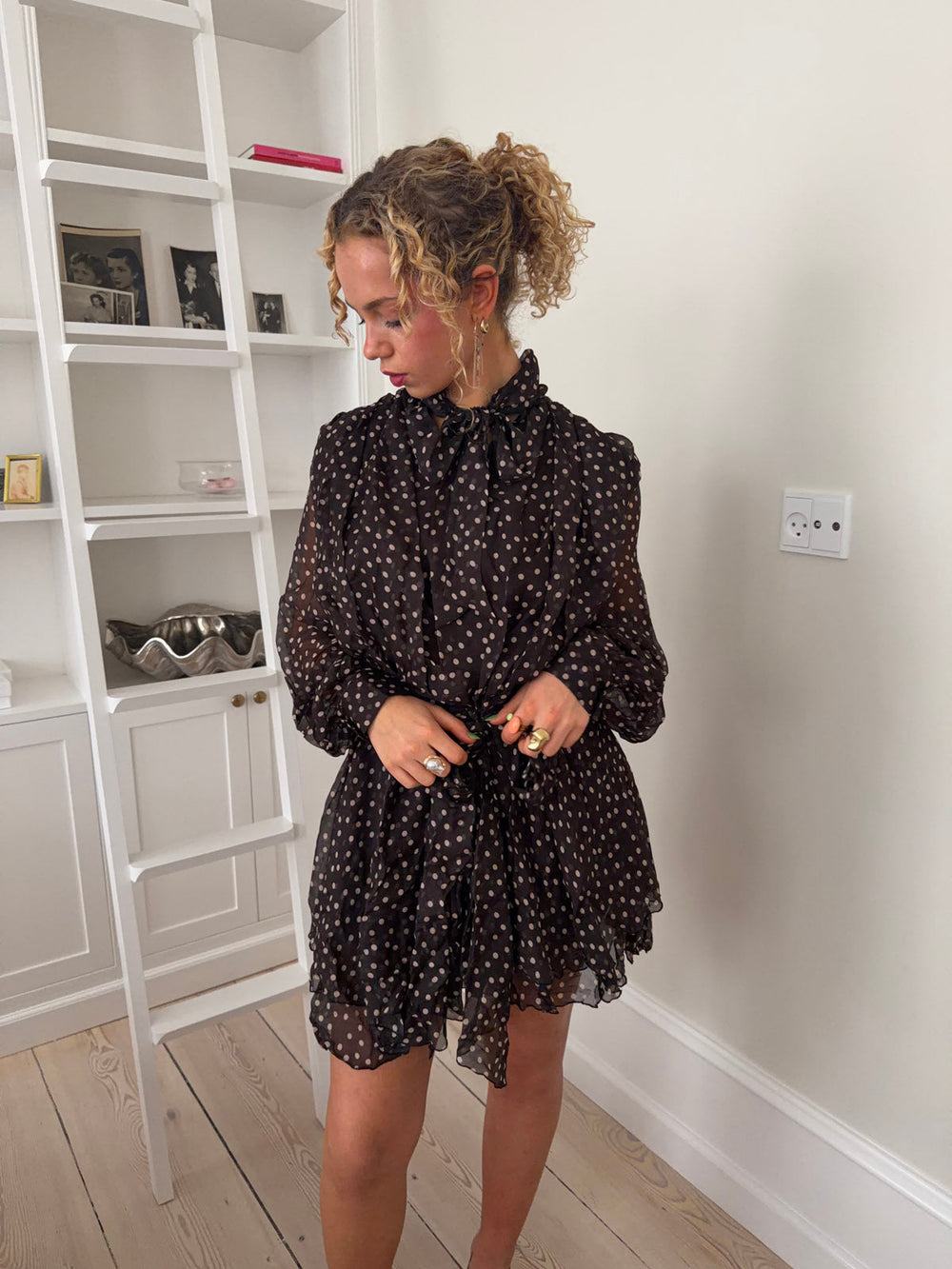 Tommeline polka dotted dress with tie – Dark brown