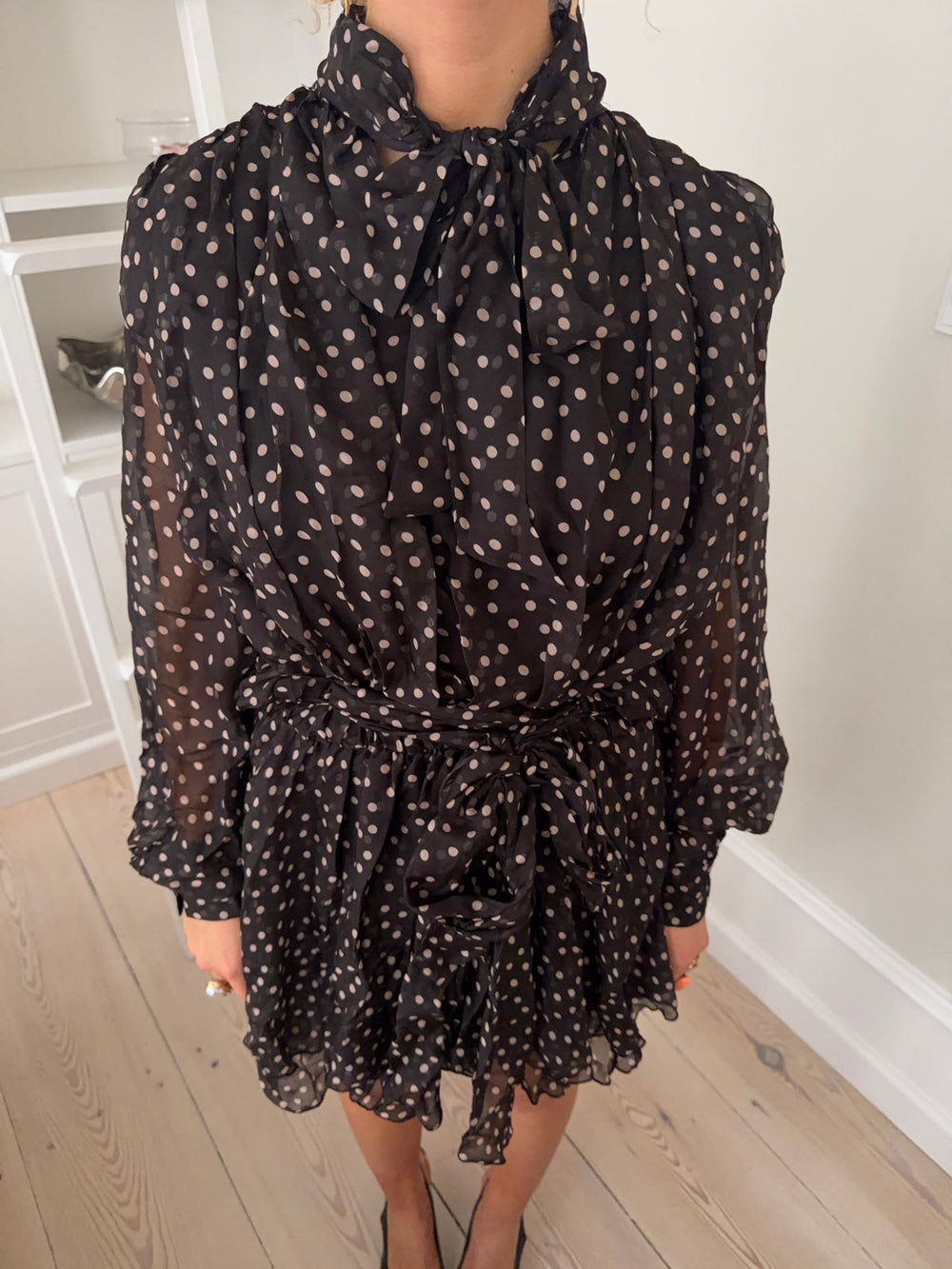 Tommeline polka dotted dress with tie – Dark brown