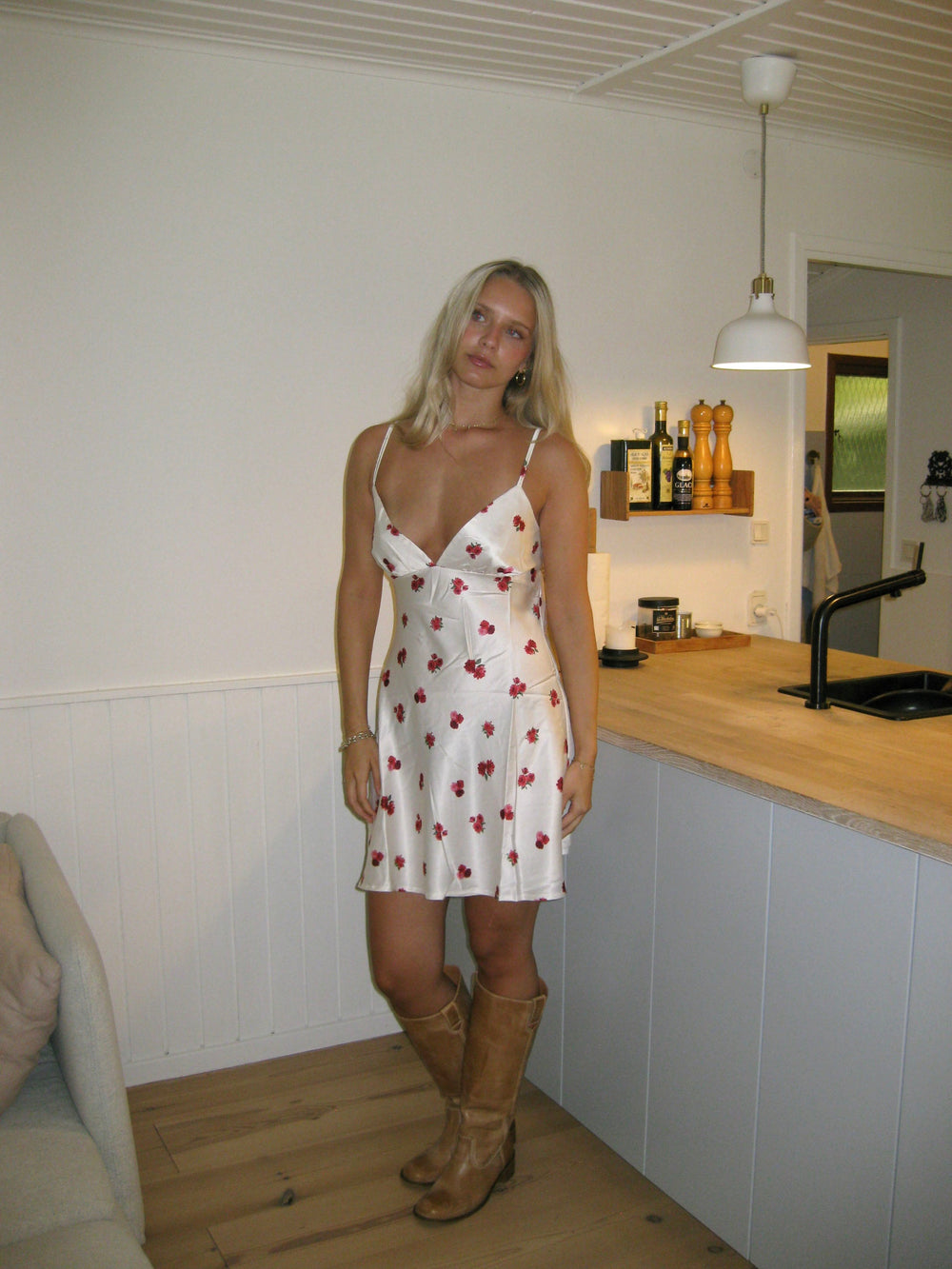 Elodia satin dress with floral print – White/red