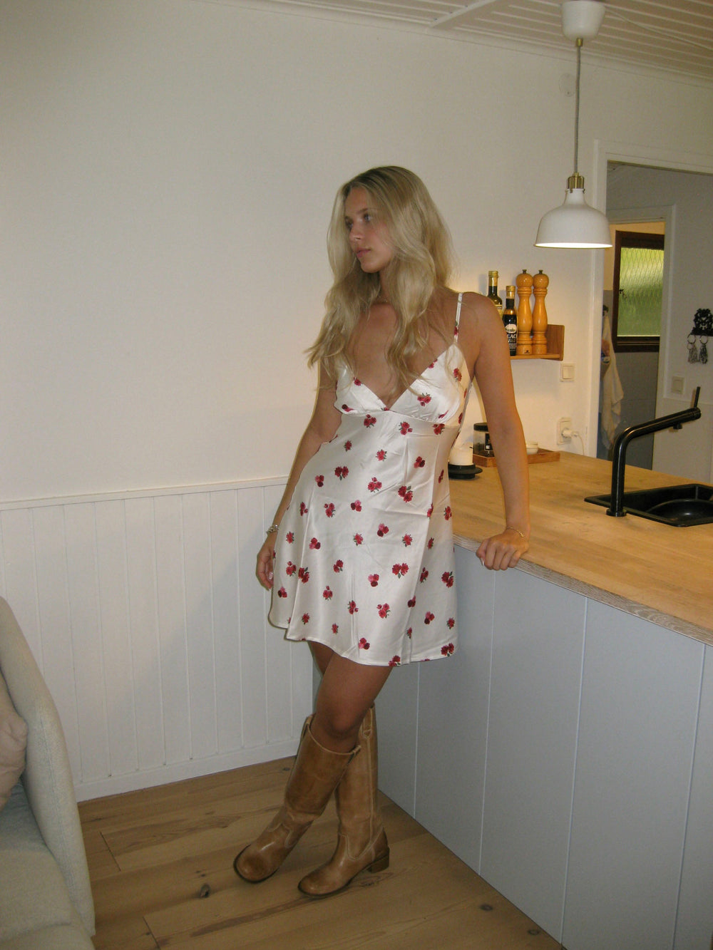 Elodia satin dress with floral print – White/red