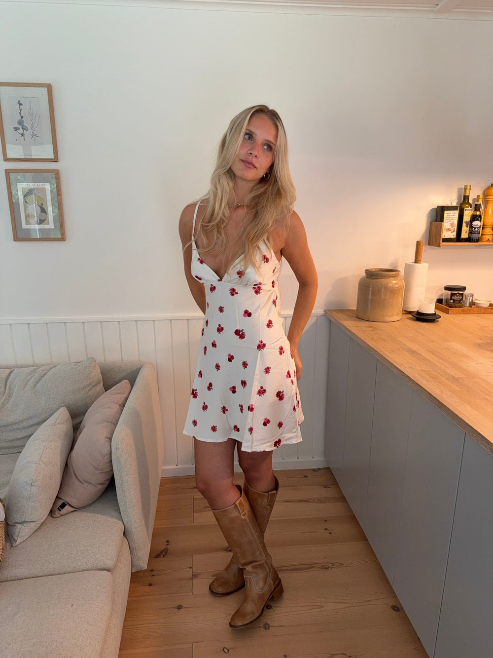 Elodia satin dress with floral print – White/red