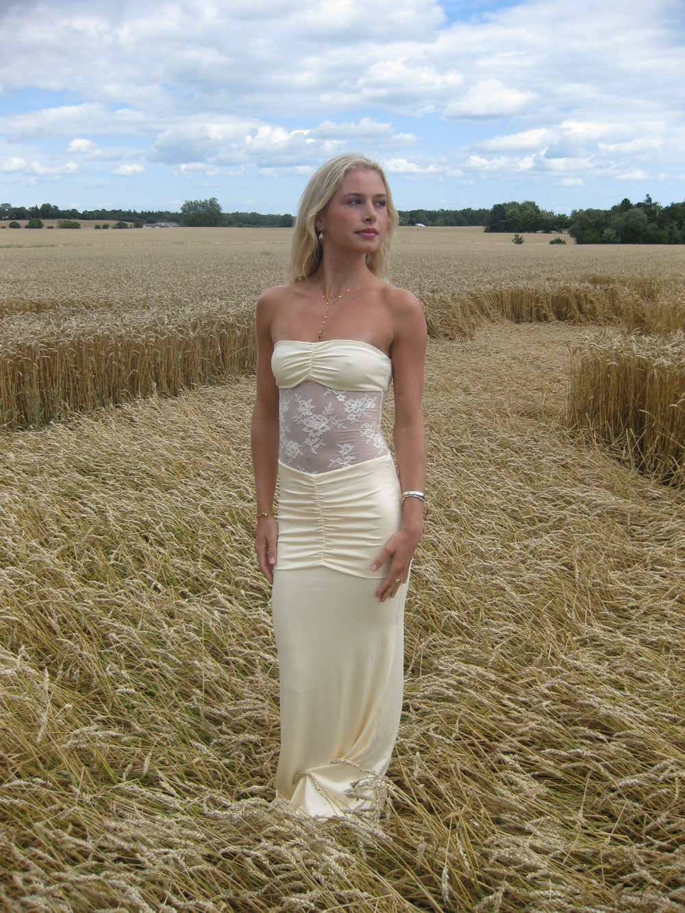Saxo dress with lace details – Light yellow