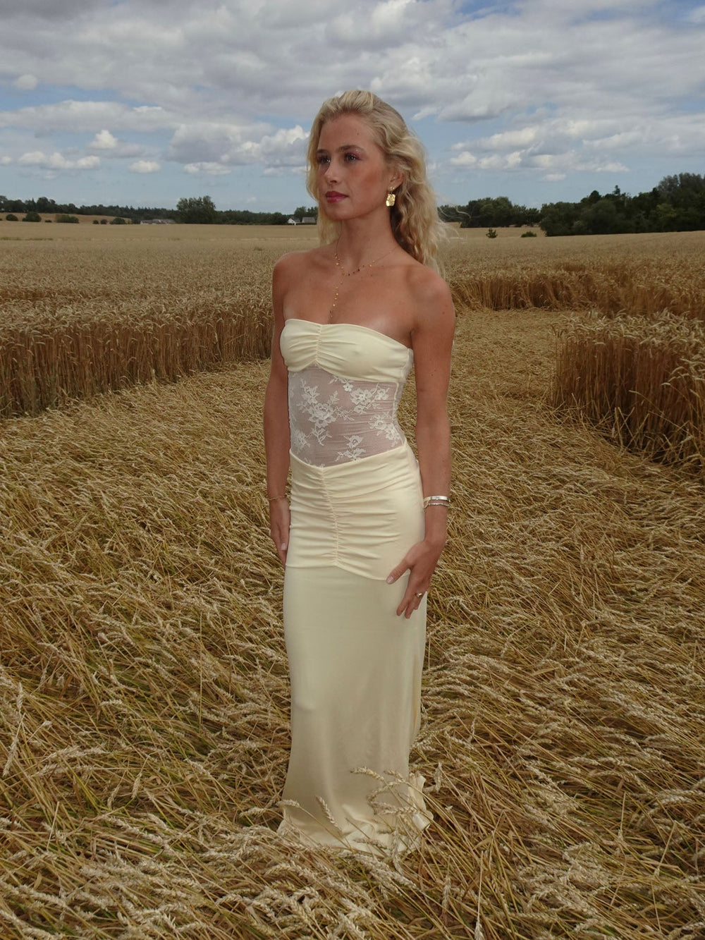 Saxo dress with lace details – Light yellow