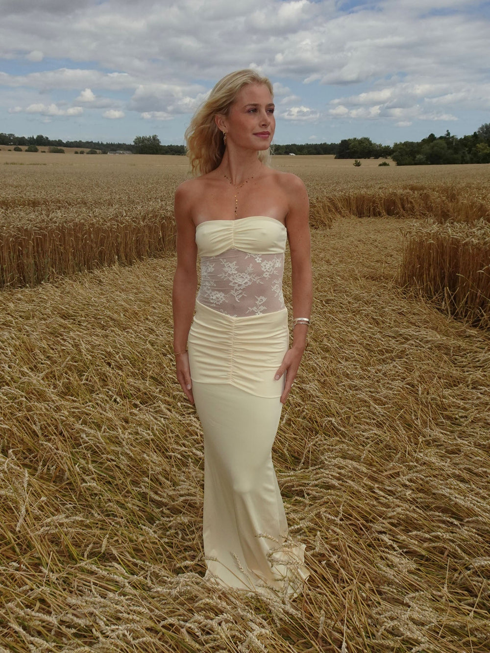 Saxo dress with lace details – Light yellow