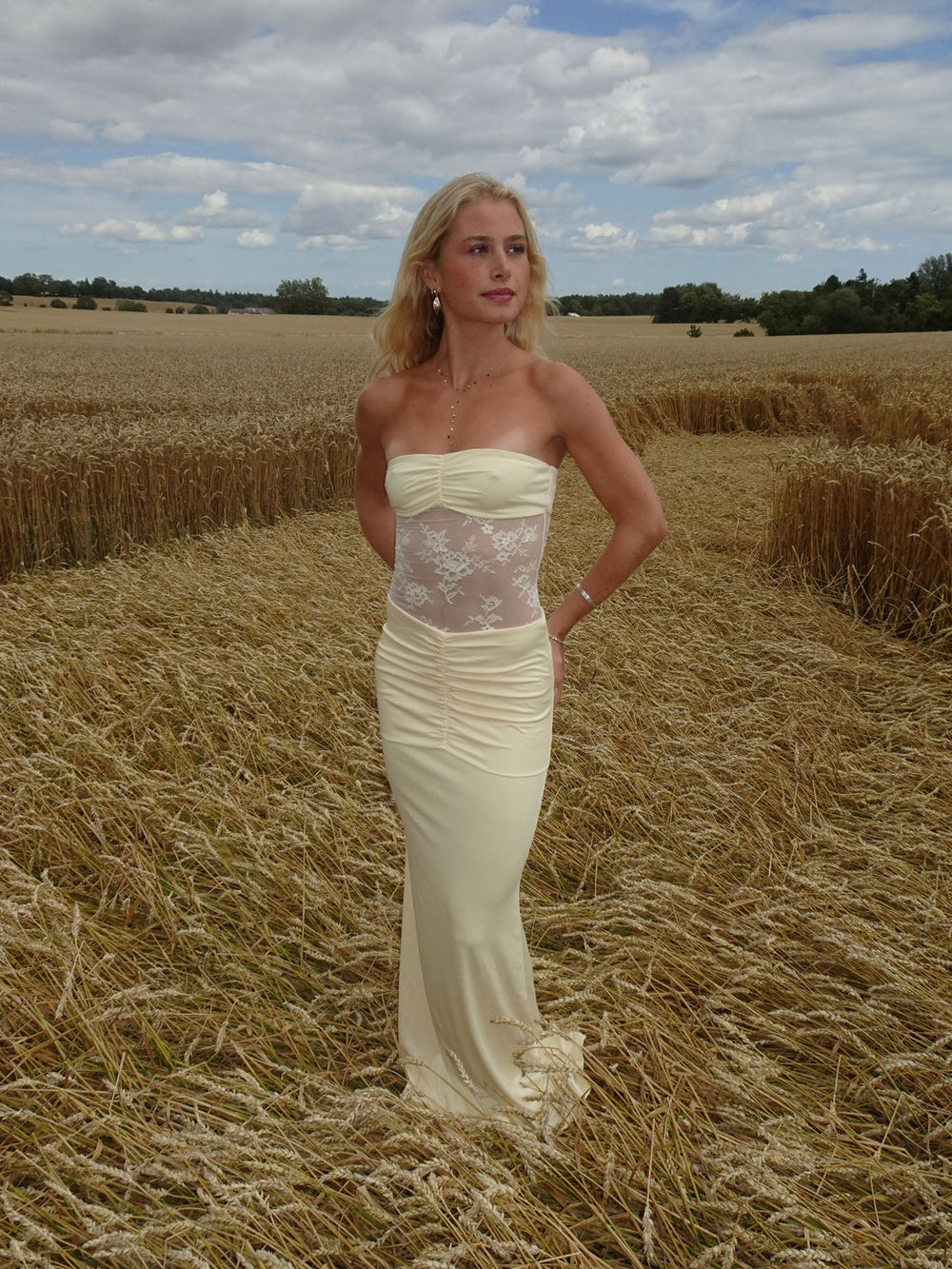Saxo dress with lace details – Light yellow