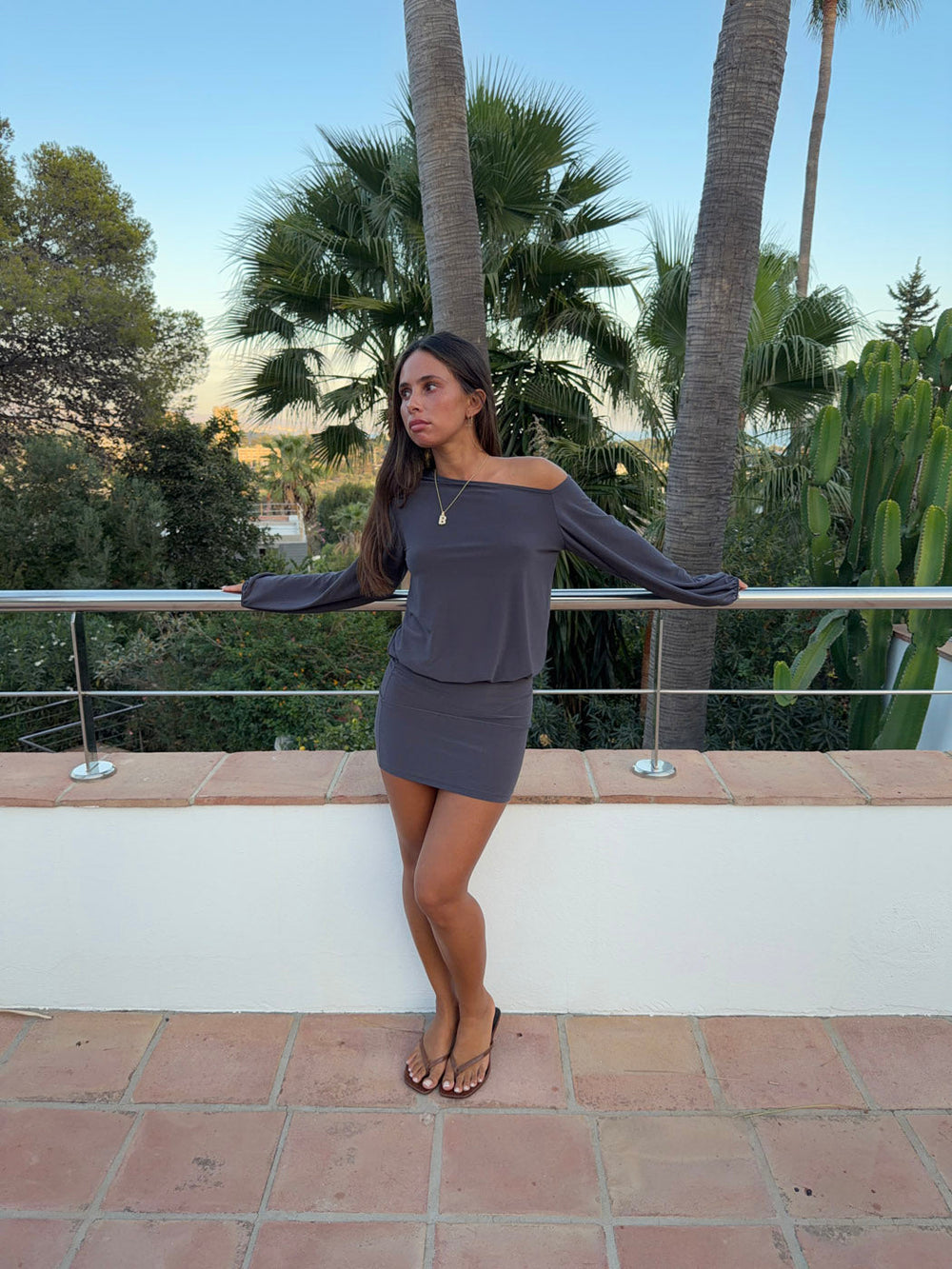 Isola dress with one shoulder detail – Grey