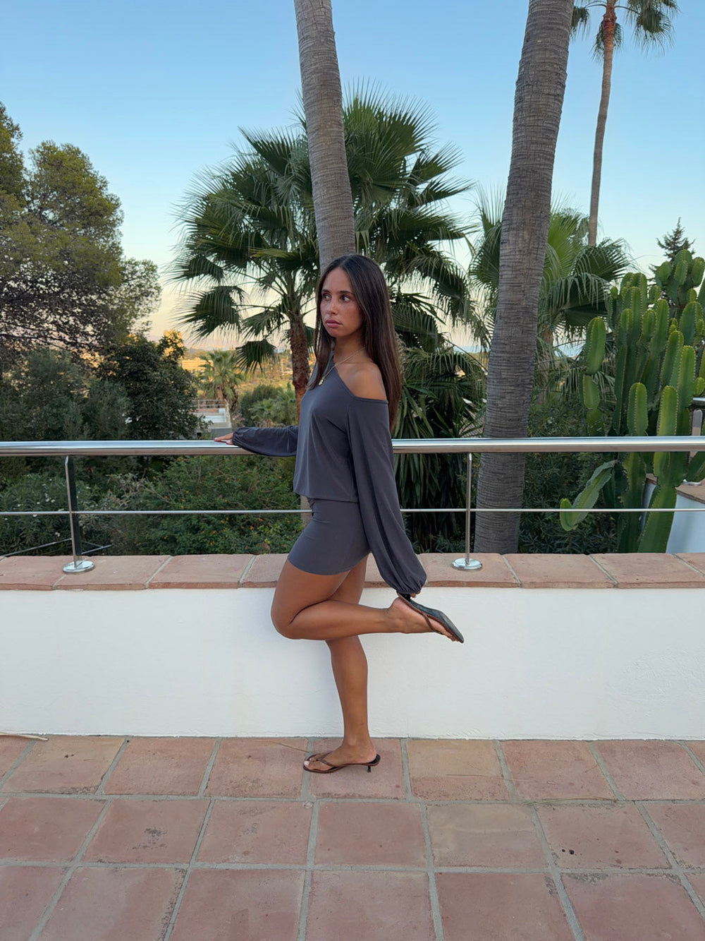Isola dress with one shoulder detail – Grey