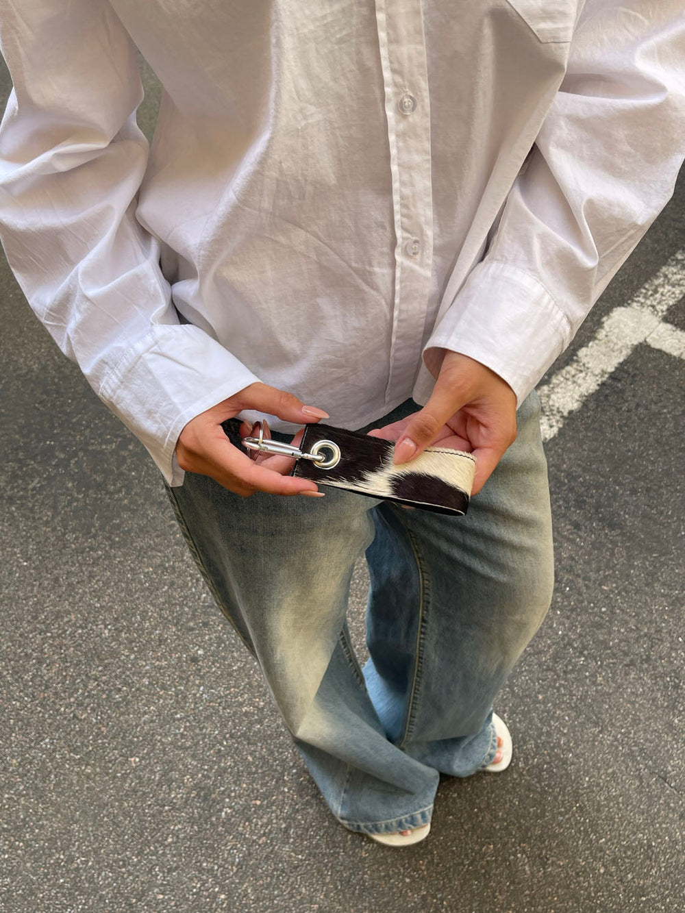 Vela cowhide keyring – White/dark brown/black