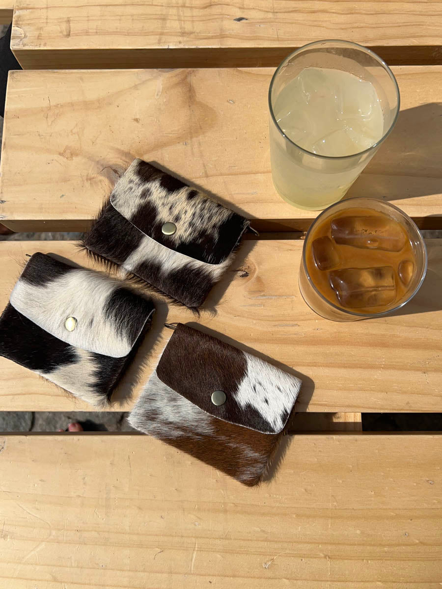 Elva cowhide wallet with zipper and button – White/dark brown/black