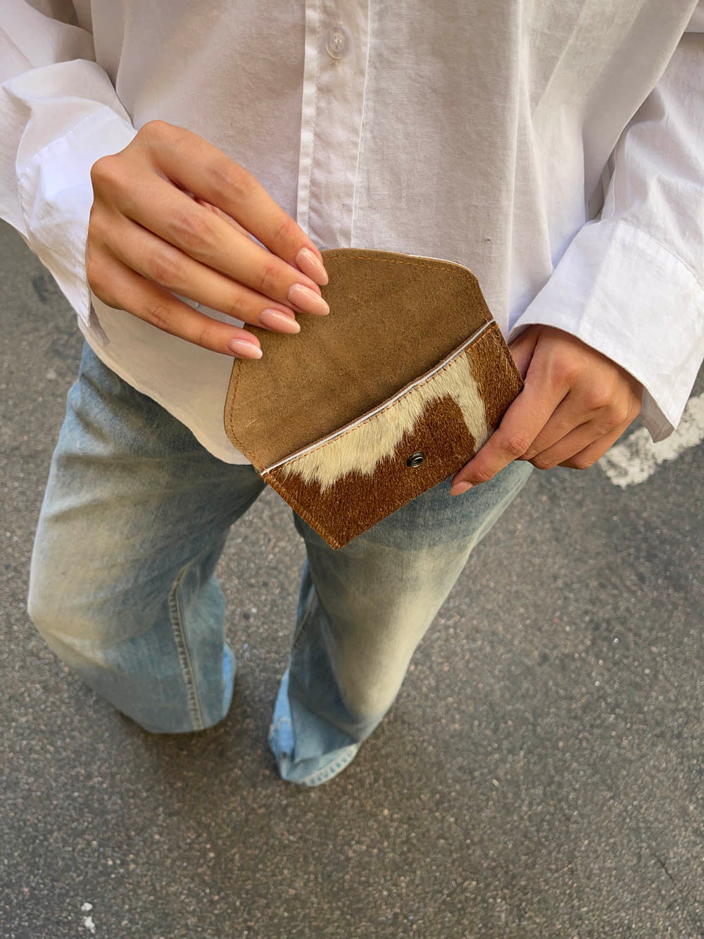 Nuvia cowhide purse with button – Light brown/caramel