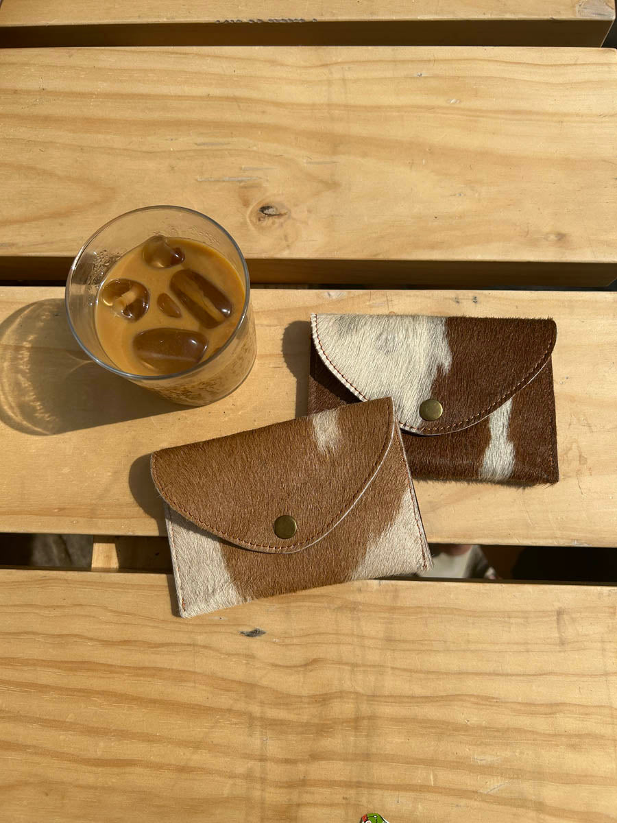 Nuvia cowhide purse with button – Light brown/caramel