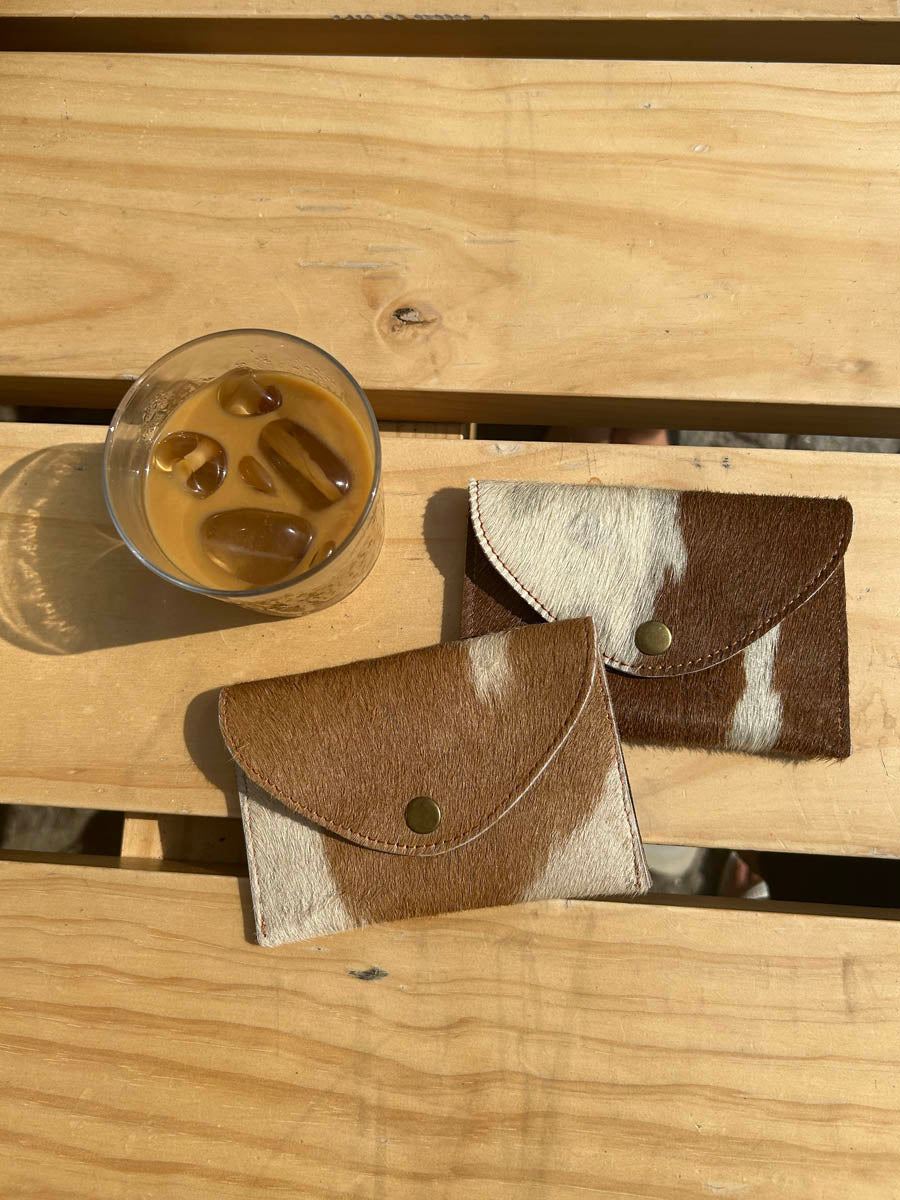Nuvia cowhide purse with button – Light brown/caramel