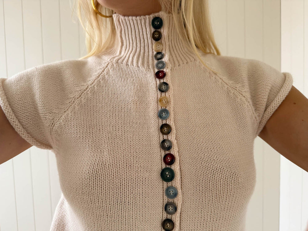 Scandivv short sleeved knit with buttons – Beige/off-white