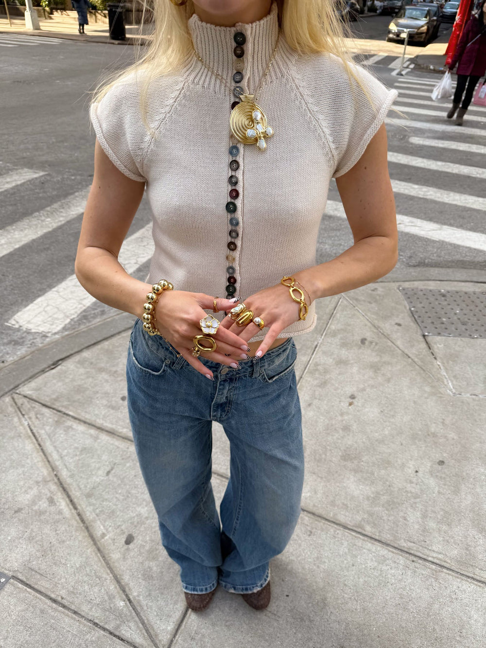 Scandivv short sleeved knit with buttons – Beige/off-white