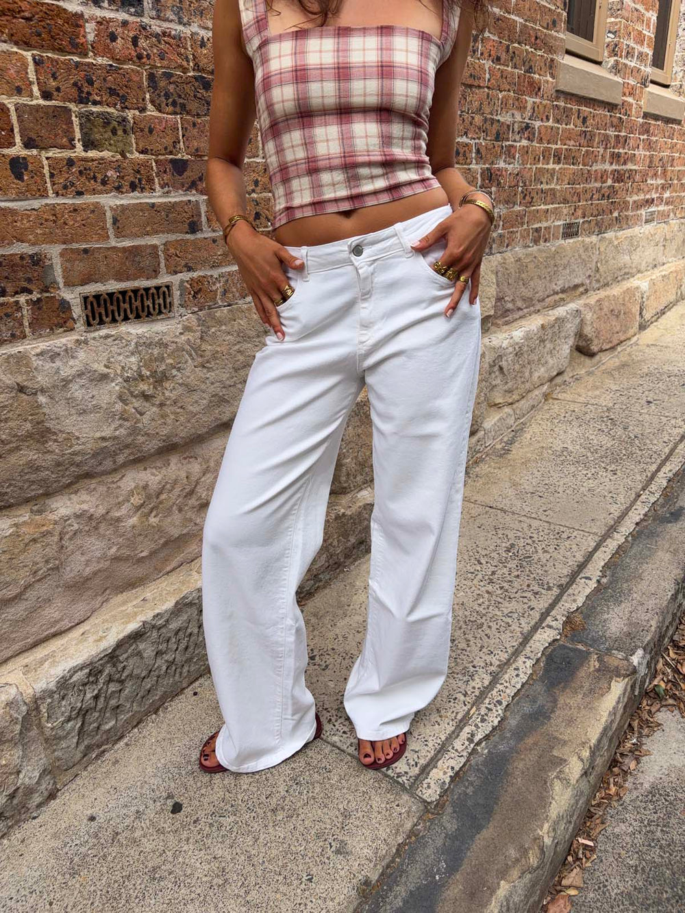 Alaia low-waisted jeans with lightning detail - White denim