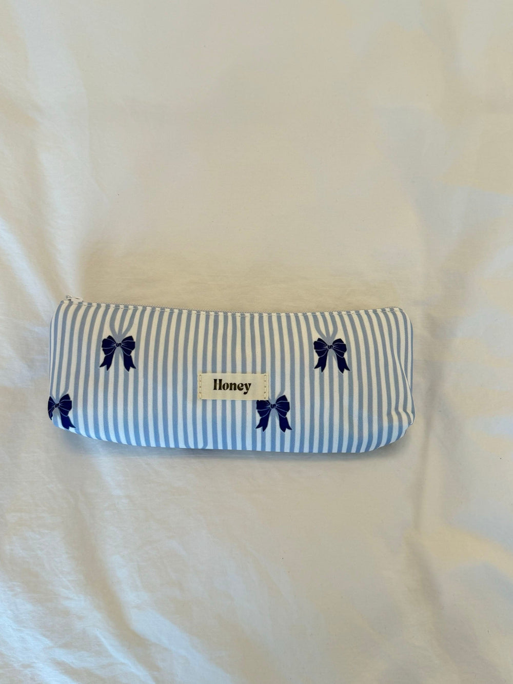 Honey small toiletry bag – White/light blue stripes with blue bows