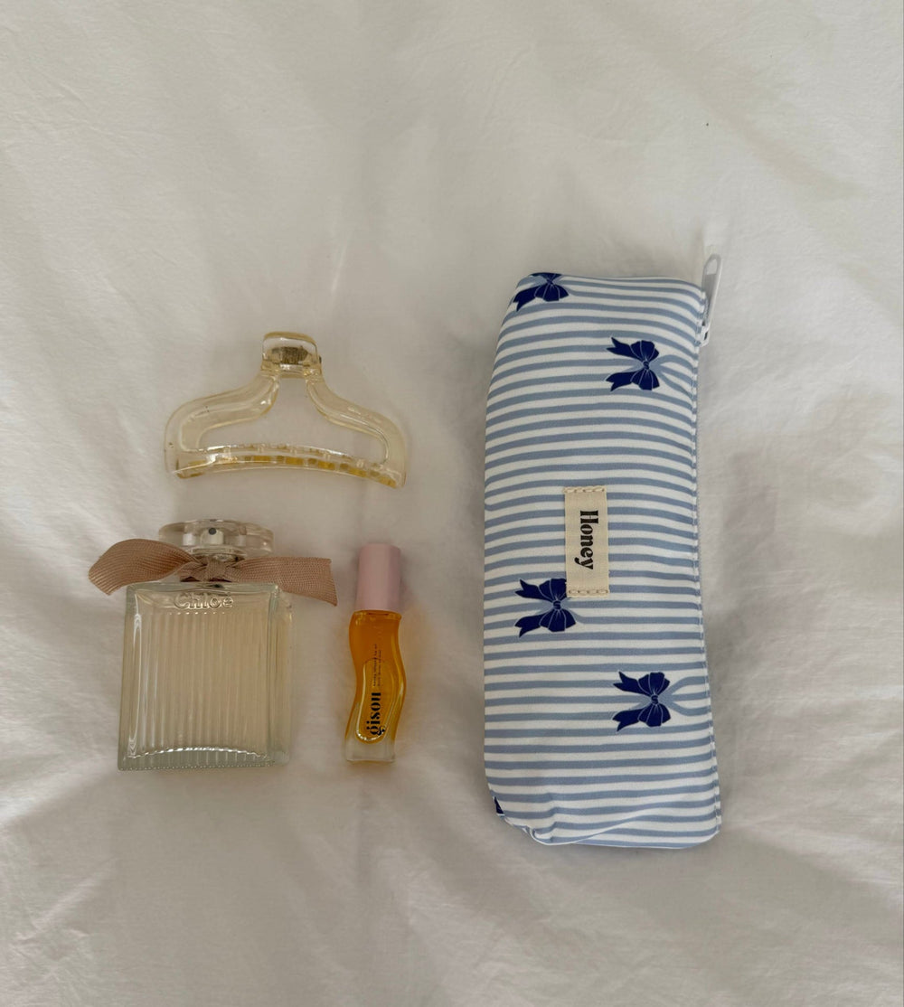 Honey small toiletry bag – White/light blue stripes with blue bows