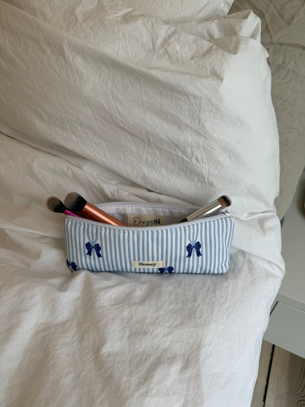 Honey small toiletry bag – White/light blue stripes with blue bows