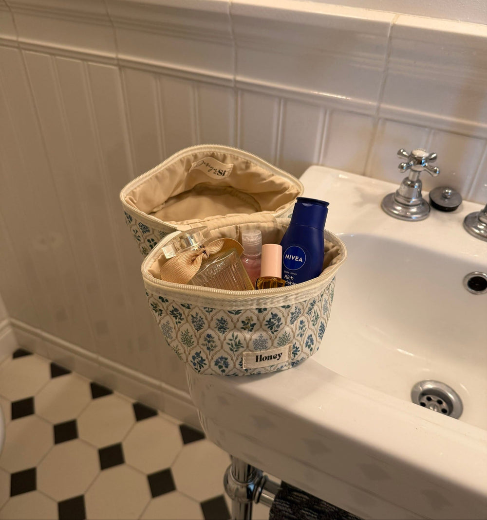 Honey small toiletry bag – White with various flowers