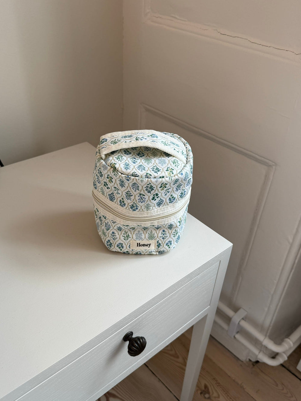 Honey small toiletry bag – White with various flowers