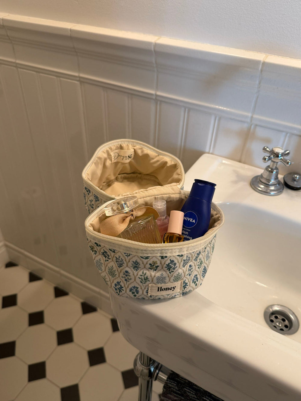 Honey small toiletry bag – White with various flowers