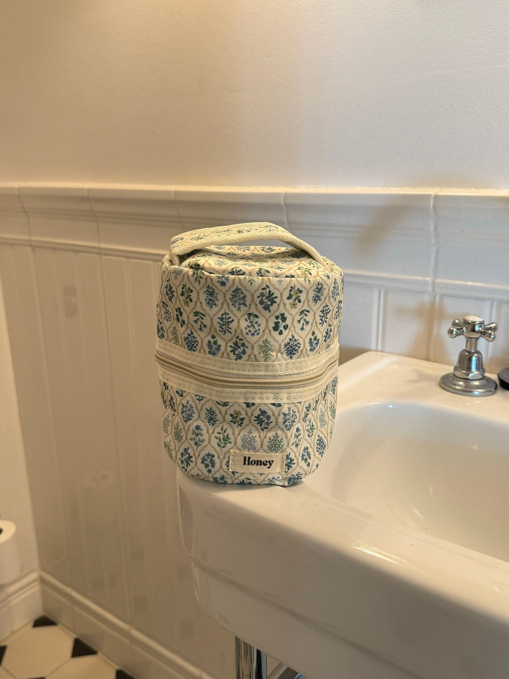 Honey small toiletry bag – White with various flowers
