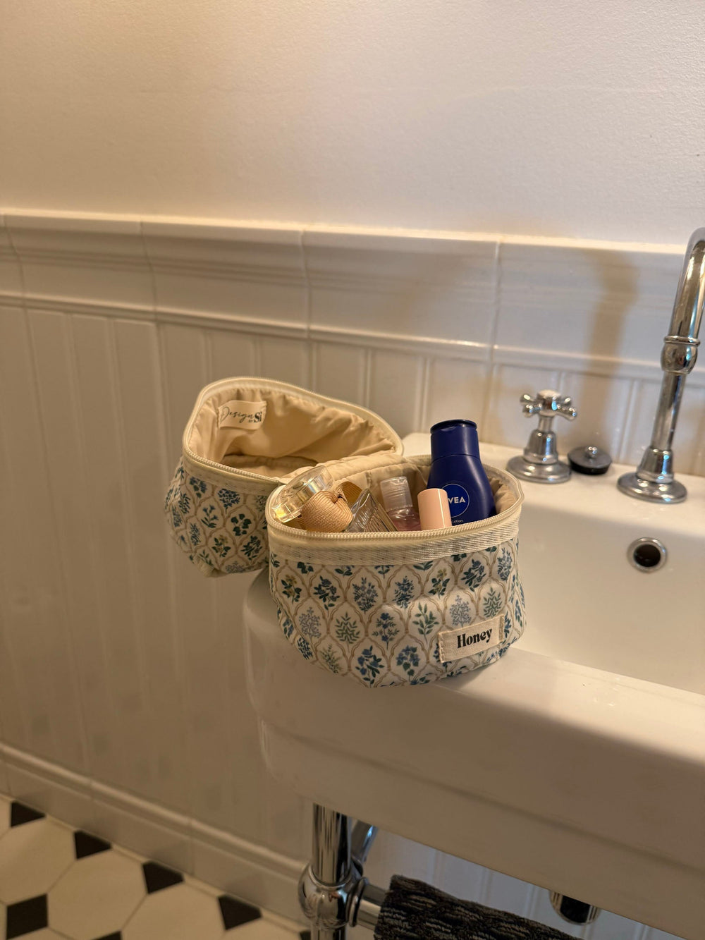 Honey small toiletry bag – White with various flowers