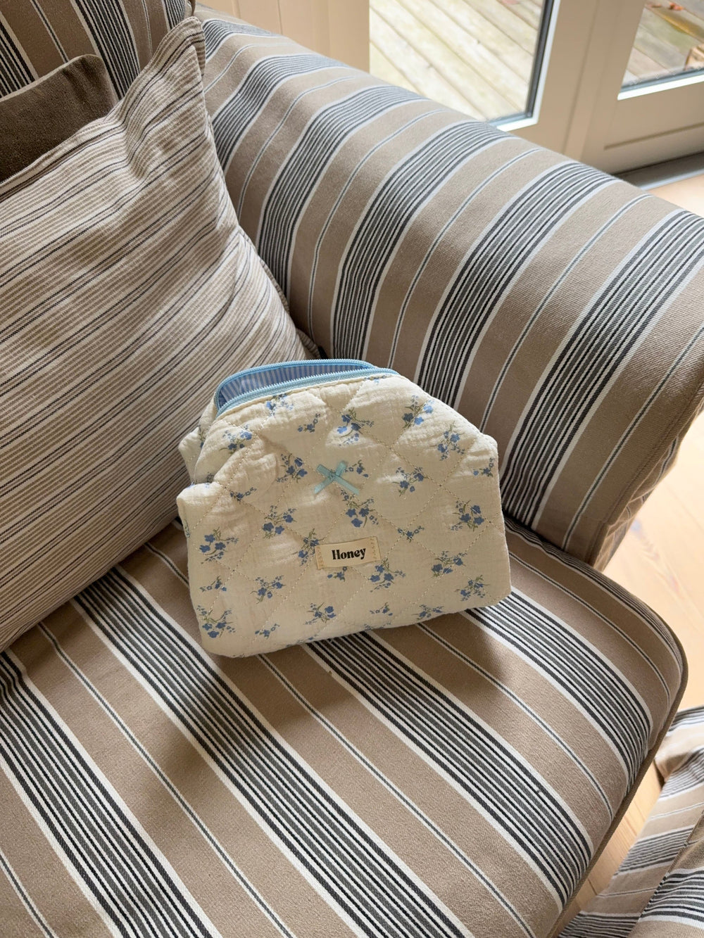 Honey small toiletry bag – White with light blue flower