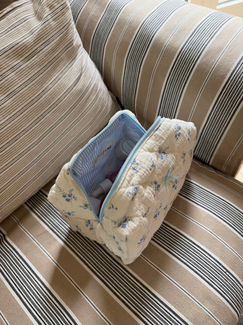 Honey small toiletry bag – White with light blue flower