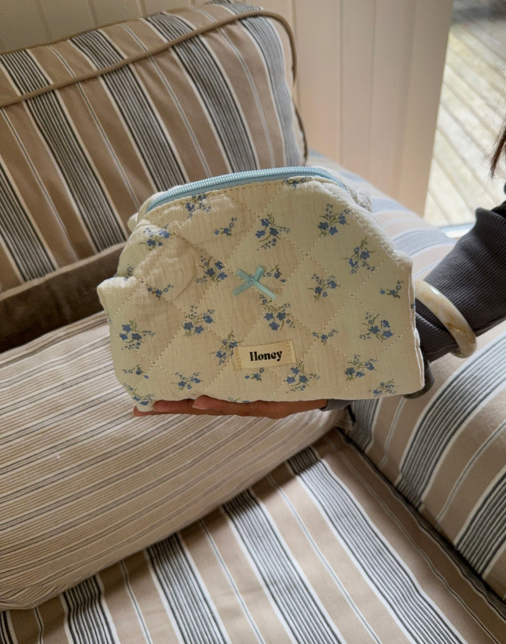 Honey small toiletry bag – White with light blue flower