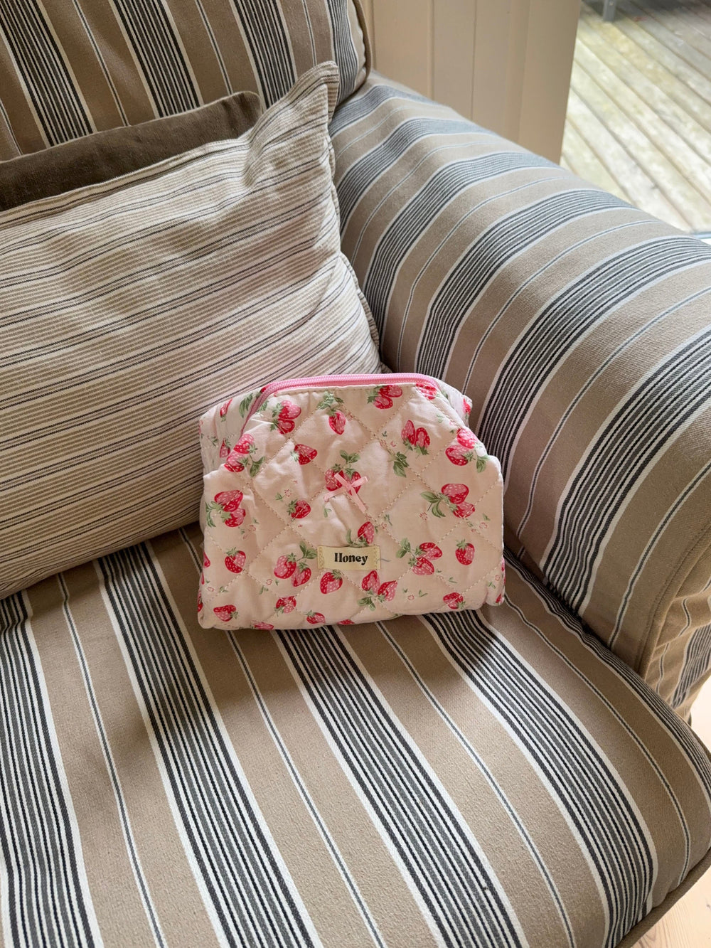 Honey small toiletry bag – Pink with strawberries