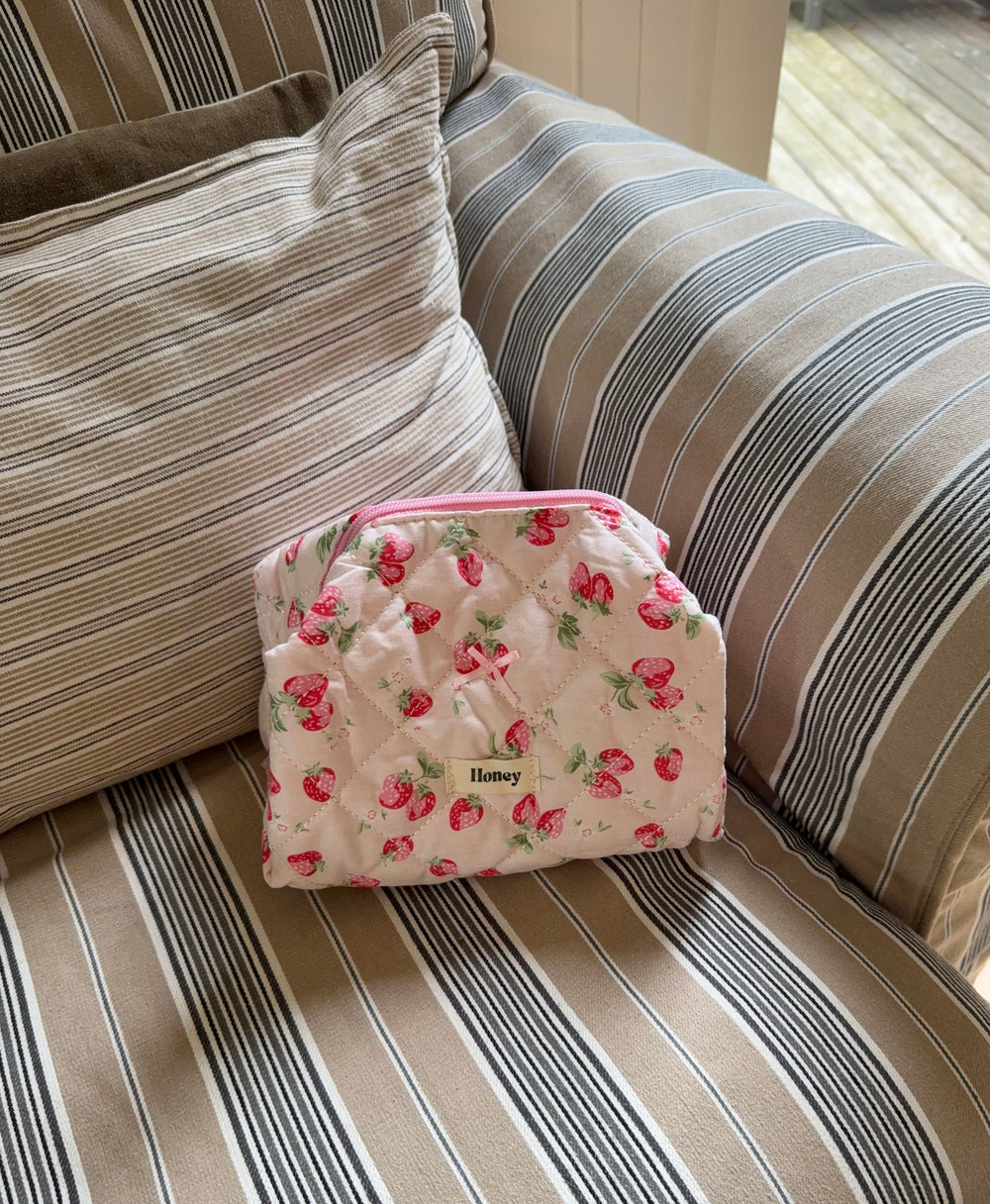 Honey small toiletry bag – Pink with strawberries