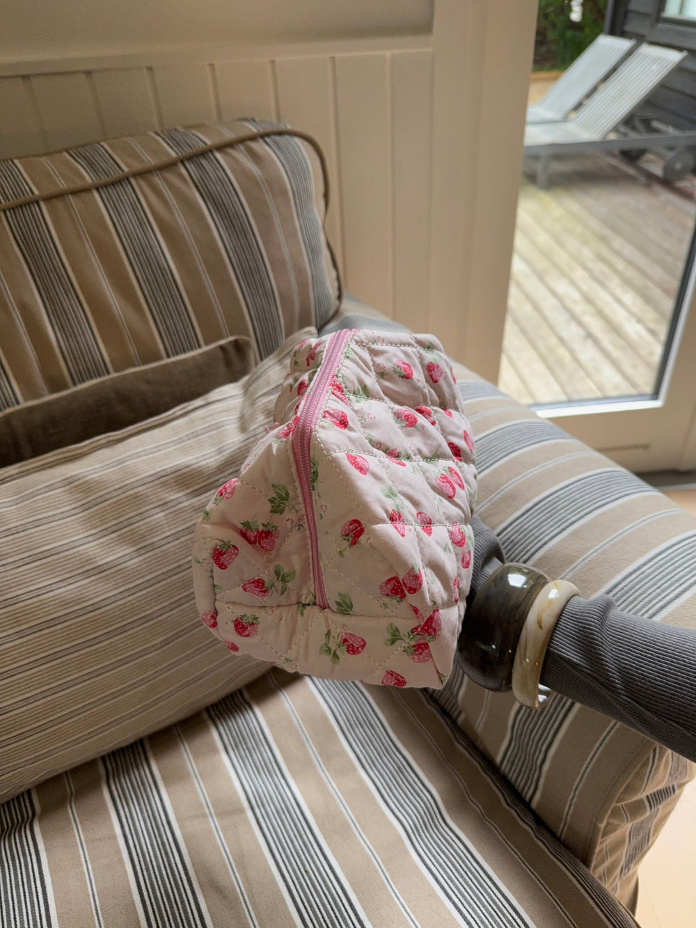 Honey small toiletry bag – Pink with strawberries