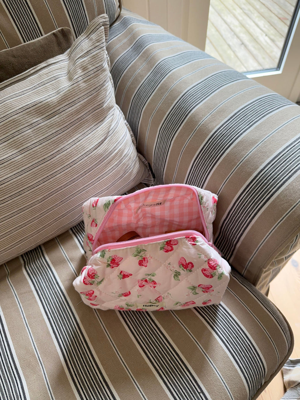 Honey small toiletry bag – Pink with strawberries