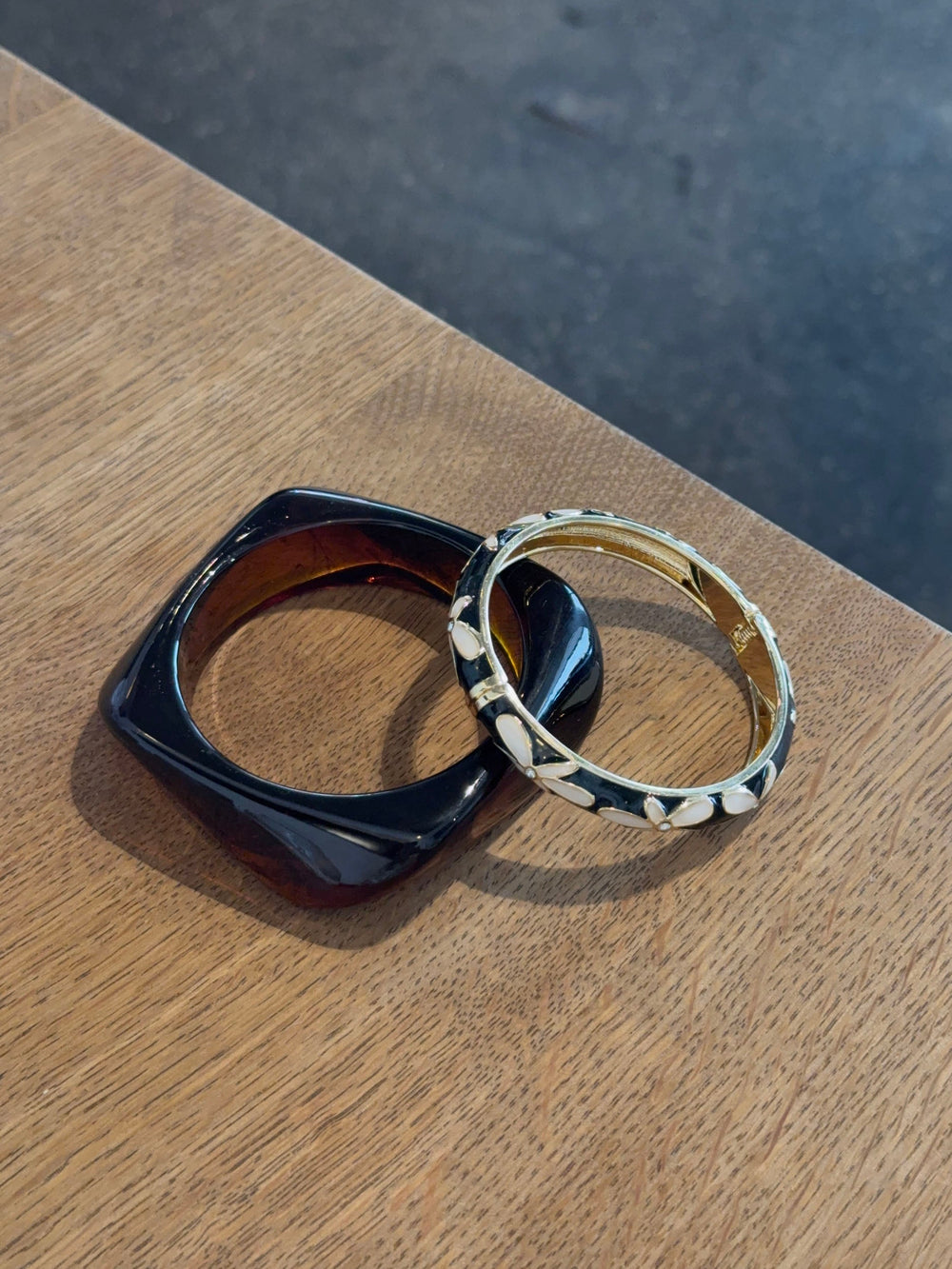 Arna bracelet with flowers – Black/gold